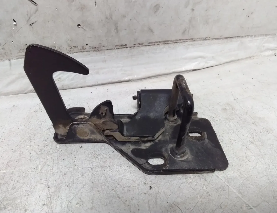 SEAT Altea 1 generation (2004-2013) Крюк капотa 5P0823480 28586447