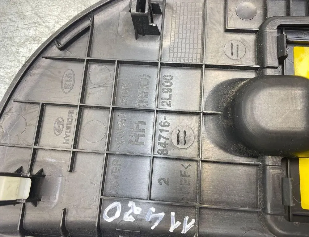 HYUNDAI i30 FD (1 generation) (2007-2012) Крышка блока предохранителей 847162L900 34346453