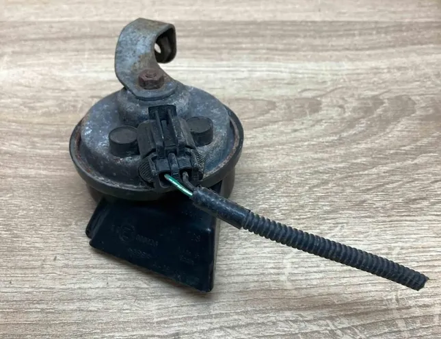 VOLVO S40 1 generation (1996-2004) Right Side Horn 007728,A28657625,WithPlug 34397305