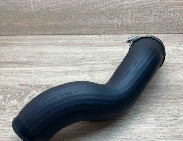 VOLVO V70 1 generation (1997-2000) Right Side Intercooler Hose 30680218 34369910