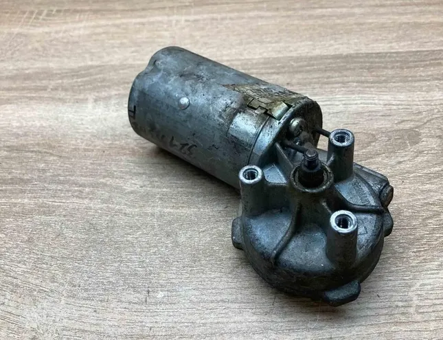 VOLKSWAGEN Passat B2 (1981-1988) Моторчик передних стеклоочистителей 321955113F 34360623