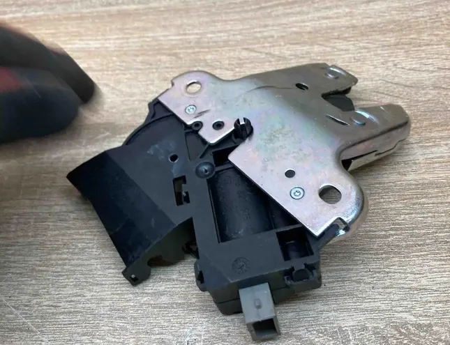 VOLKSWAGEN Passat B7 (2010-2015) Tailgate Boot Lock 4F5827505D 34302217