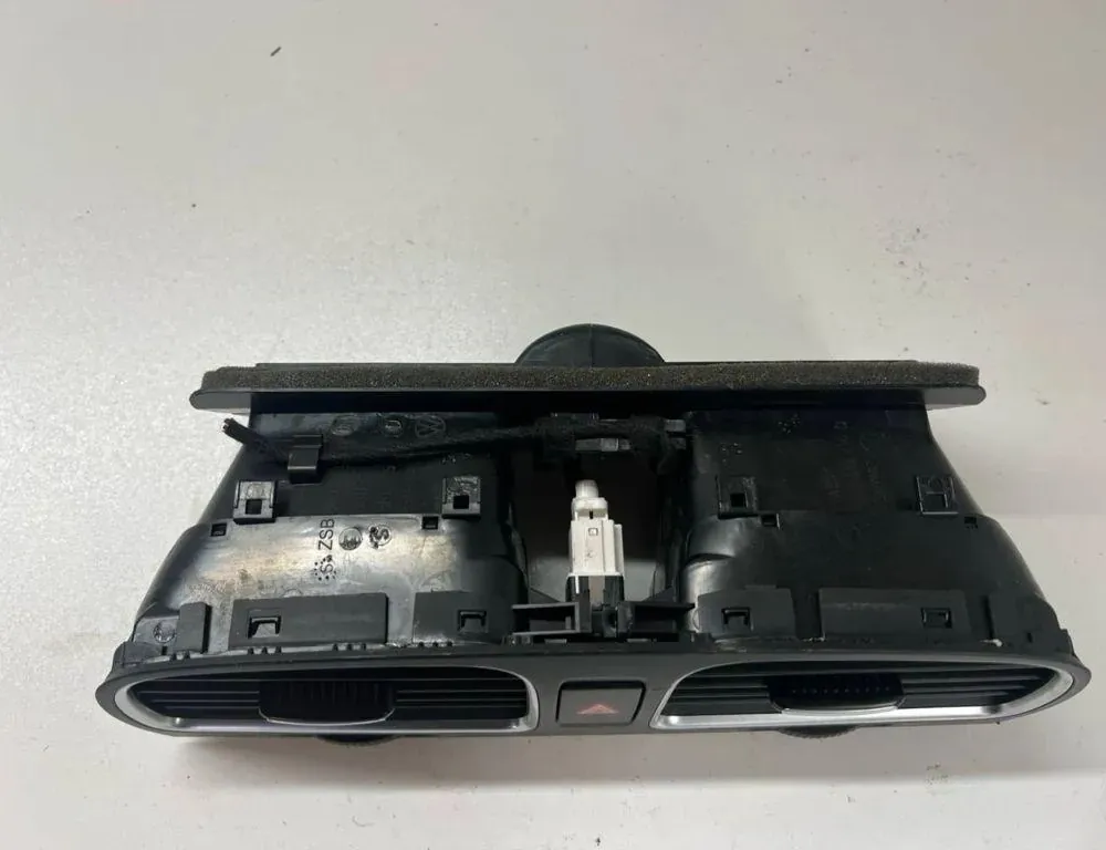 VOLKSWAGEN Golf 6 generation (2008-2015) Center console air vents 5K0815736D 35049425