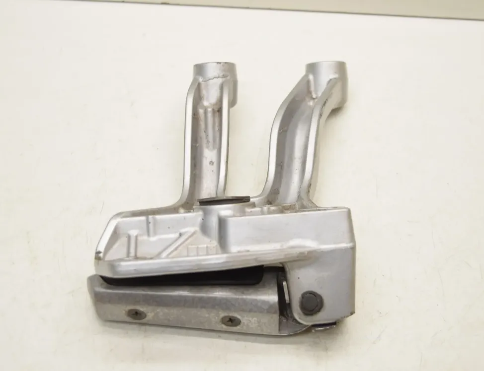 SUZUKI DL Rear left side footrest peg hanger 33152482