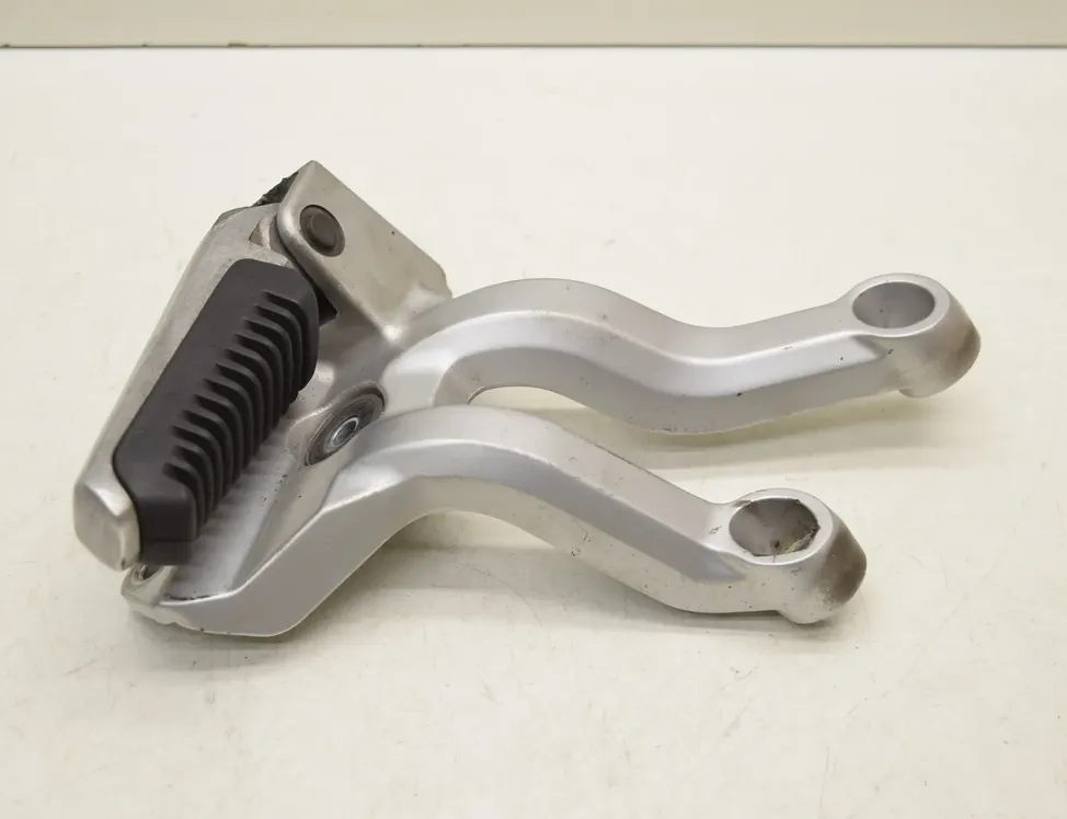 SUZUKI DL Rear left side footrest peg hanger 33152482