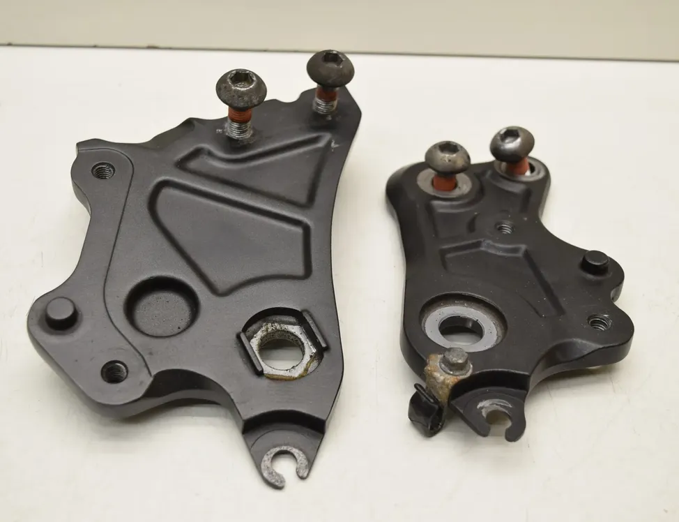 YAMAHA XSR Front right side footrest hanger heel guard 1WS-A1,1WS-A2 33376614