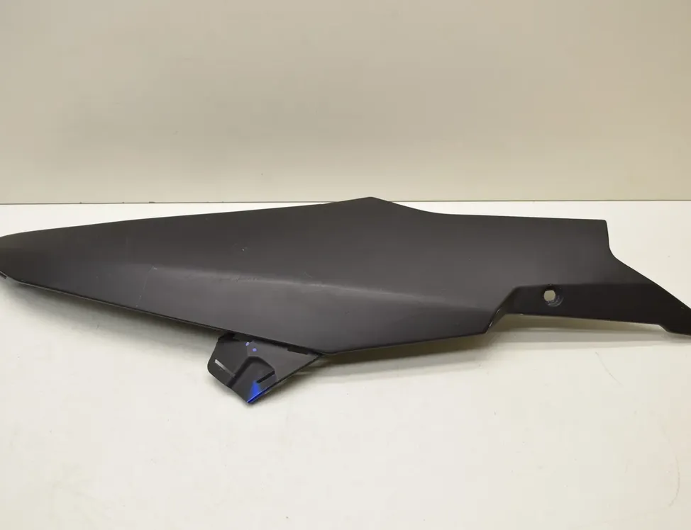 SUZUKI GSX-R Кожух панели обтекателя правой стороны 33388070