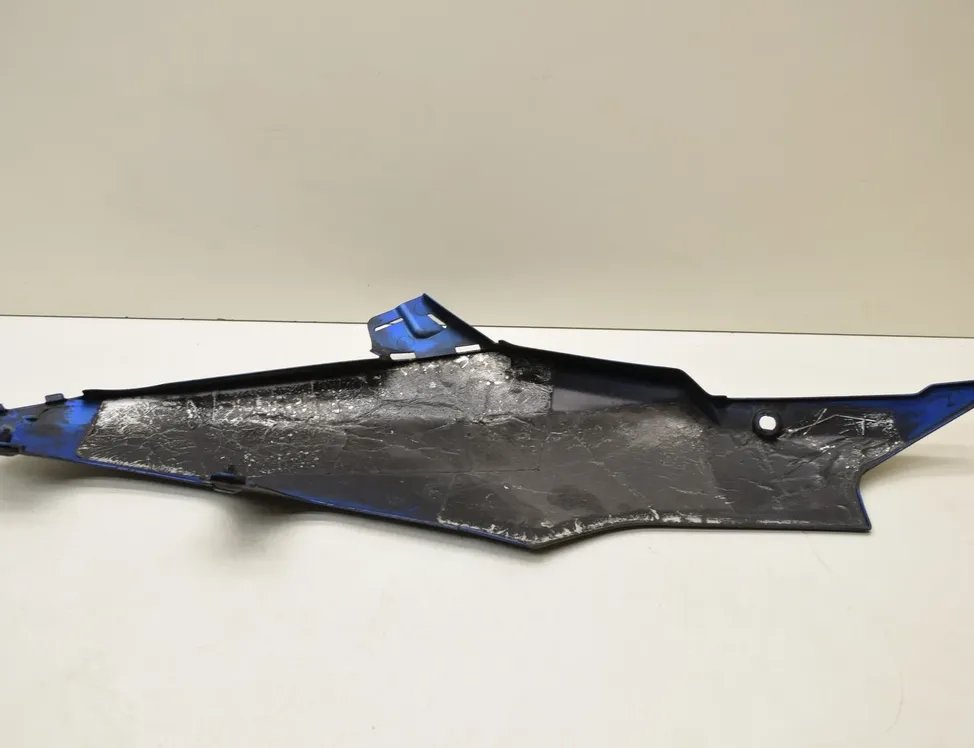 SUZUKI GSX-R Кожух панели обтекателя правой стороны 33388070