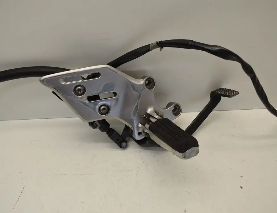 YAMAHA MT Front right side footrest peg hanger  35138408