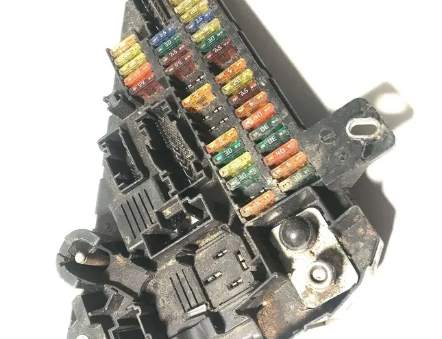 BMW 5 Series E60/E61 (2003-2010) Блок предохранителей 6906618 30136351