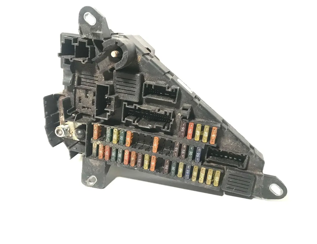 BMW 5 Series E60/E61 (2003-2010) Блок предохранителей 6906618 30136351