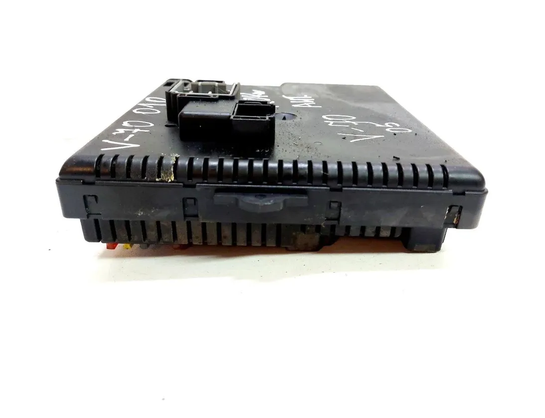 VOLVO XC70 2 generation (2000-2007) Fuse box 8676391 30151434