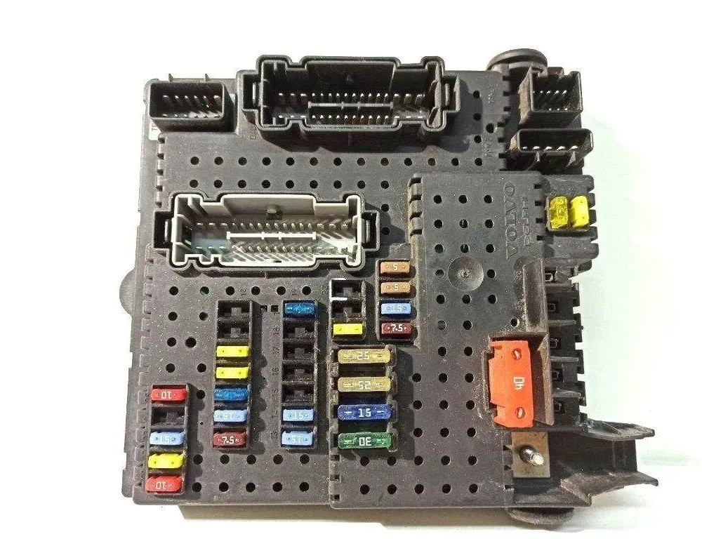 VOLVO XC70 2 generation (2000-2007) Fuse box 8676391 30164819