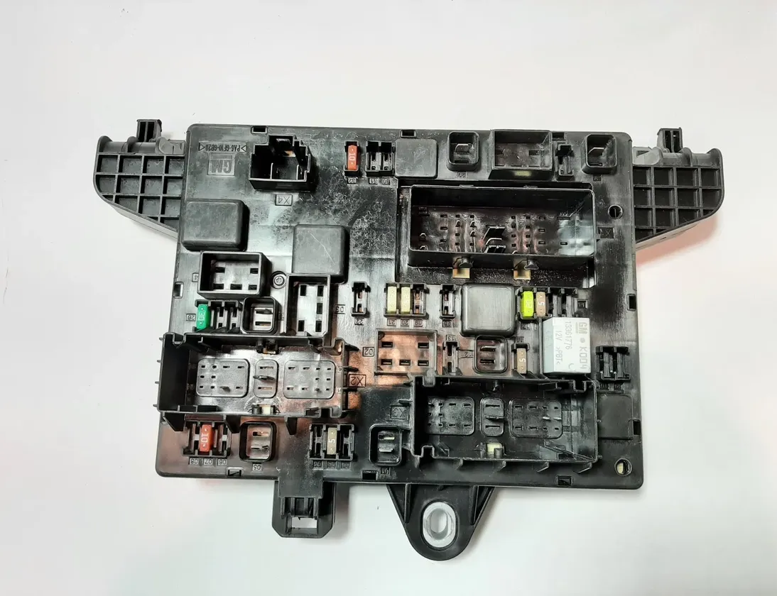 OPEL Astra J (2009-2020) Fuse box 365927271,13368651 22739781