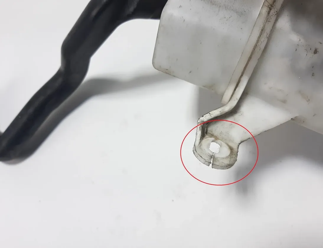 VOLVO XC70 2 generation (2000-2007) Window Washer Tank 30784233,30784234 34478634