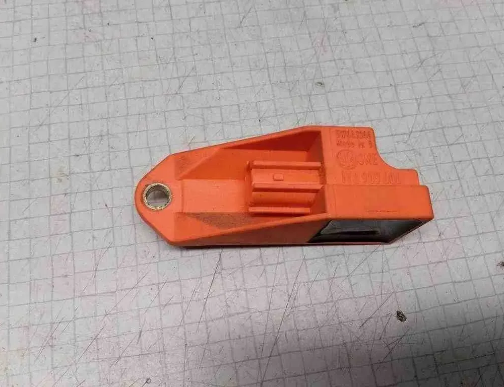 VOLKSWAGEN Touran 1 generation (2003-2015) Датчик удара передний правый 1T0909606 32531153