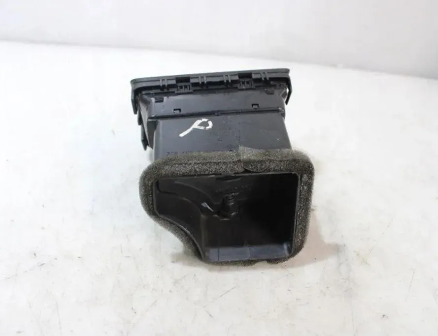 VOLKSWAGEN Jetta 3 generation (1992-1998) Dashboard Air Vents 32899270