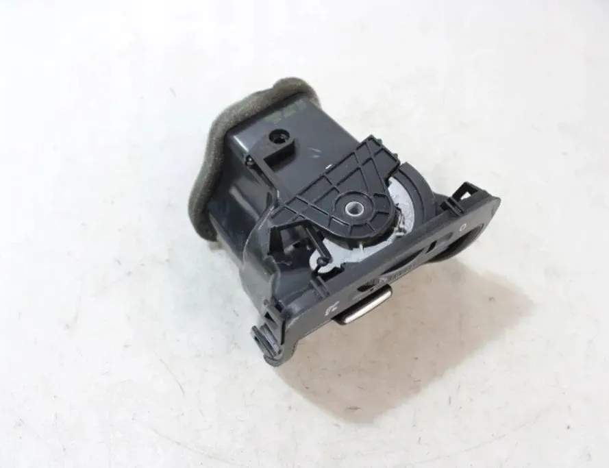 VOLKSWAGEN Jetta 3 generation (1992-1998) Dashboard Air Vents 32899270