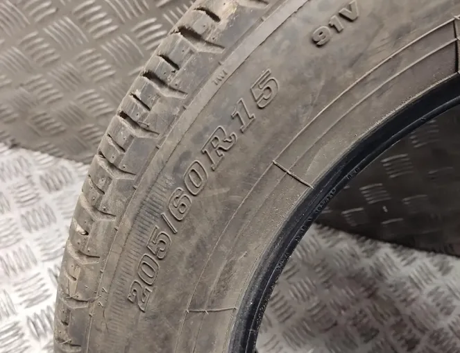 VOLVO V70 2 generation (2000-2008) Tire 33915032
