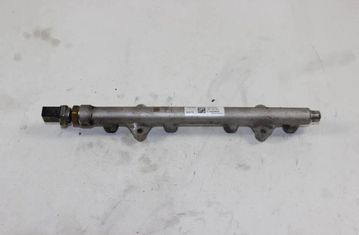 VOLKSWAGEN Passat B6 (2005-2010) Fuel Rail 05E133320 31938408