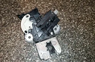 AUDI A8 D2/4D (1994-2002) Замок крышки багажника 4F5827505D 33861051