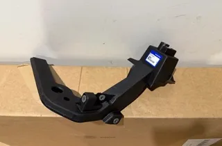 VOLVO XC40 1 generation (2017-2024) Front Left Fender Holder 32318691 36021649