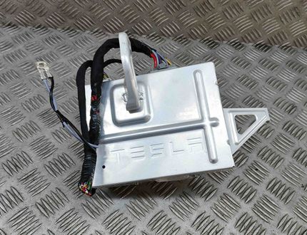 TESLA Model 3 1 generation (2017-2024) Sound Amplifier 1079748-00-E 28300052