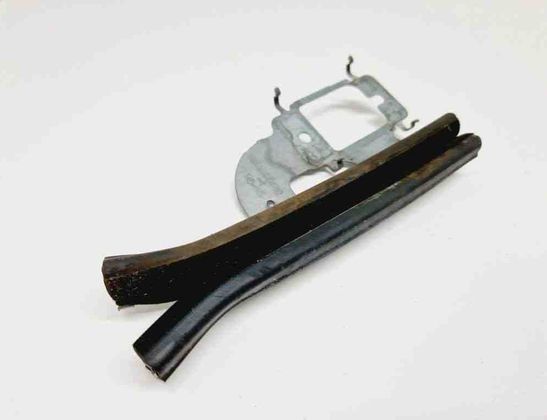 PEUGEOT 2008 2 generation (2019-2023) Rear door glass rail 9805350480 30551670